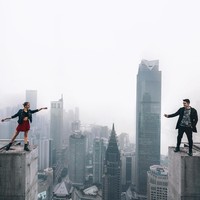 Keduanya bahkan sering mencari tempat-tempat tinggi untuk dijadikan lokasi selfie atau video. Foto: Instagram angela_nikolau/ beerkus/__elevation__