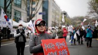 Perusahaan-perusahaan itu dipaksa menyumbangkan sejumlah besar uang ... dan terdakwa membiarkan Choi mengendalikan yayasan itu meskipun dia tidak memiliki hak untuk itu, sebutnya. (Foto: Dok. REUTERS/Kim Hong-Ji)