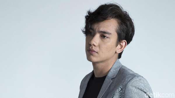 Gaya Cool Adipati Dolken Celeb of The Month Bulan Ini Gaya Cool Adipati Dolken Celeb of The Month Bulan Ini