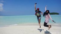 Main-main di pasir Timbul (Shinta Angriyana/detikTravel)