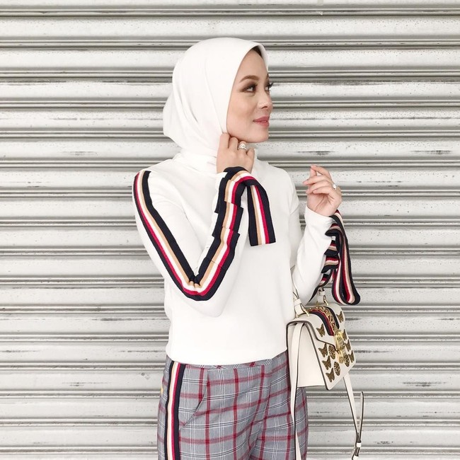 Koleksi tas branded lainnya yang sering dipakai Vivy Yusof adalah tas dari Gucci. Tas berbentuk mini ini memiliki harga sekitar $2,350 atau Rp 32 jutaan. Koleksi tas mewah yang ia pakai tampak serasi dengan pilihan busananya yang modis. Foto: Instagram/VivyYusof
