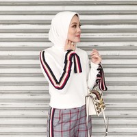 Koleksi tas branded lainnya yang sering dipakai Vivy Yusof adalah tas dari Gucci. Tas berbentuk mini ini memiliki harga sekitar $2,350 atau Rp 32 jutaan. Koleksi tas mewah yang ia pakai tampak serasi dengan pilihan busananya yang modis. Foto: Instagram/VivyYusof