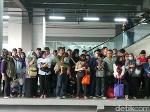 KRL Arah Tangerang Desak-desakan, Menhub Pilih Naik Jurusan Bogor