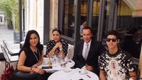 Sedang ada di Paris, Al bersama ibunda Maia Estianty terlihat sedang makan bersama di salah satu restoran. Foto: Instagram @alghazali7