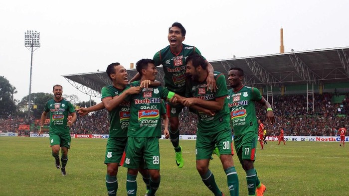 Pesepak bola PSMS Medan meluapkan kegembiraan usai mencetak gol ke gawang Persija Jakarta pada kompetisi Liga 1 Gojek di Stadion Teladan Medan, Sumatera Utara, Jumat (6/4). PSMS Medan berhasil mengalahkan tim tamunya Persija Jakarta dengan skor 3-1. ANTARA FOTO/Septianda Perdana/foc/18.