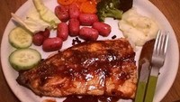 Salmon grill by chef Al and Verrel, tulis Al dalam akun Instagram. Wah, dalam rangka apa ya Al dan Varrel masak bareng? Foto: Instagram @alghazali7