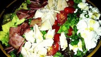 Semangkuk salad berisi ragam sayuran, cottage cheese, daging ayam dan smoked beef ini dilahap habis oleh penyanyi kondang ini.  Foto: Instagram @adamlevine