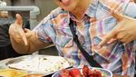 Bergaya Hidup Sehat, Ini Pose Adrian Maulana Makan Smoothie hingga Duren