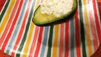 kelihatannya sih tidak ada yang istimewa dari alpukat ini. Tapi penyanyi bersuara khas ini membagikan resepnya. Setengah potong alpukat Cottage cheese Sedikit garam Sedikit olive oil RASANYA lezat, tulisnya.Foto: Instagram @adamlevine
