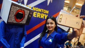 Smartphone 4G ini mulai dipasarkan sejak 6 April 2018.  