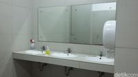 Toilet di Stasiun Kota / 