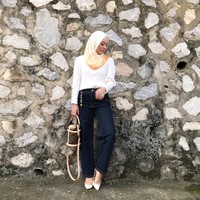 Tas lainnya yang sering Vivy Yusof kenakan sehari-hari adalah Louise Vuitton Duffle Bag. Harganya mencapai $2,280 atau sekitar Rp 31 jutaan. Ia tampil dinamis dengan memadukan tiga warna berbeda yaitu kuning, hitam, dan putih. Foto: Instagram/VivyYusof