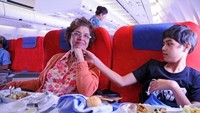 Waktu masih kecil ternyata Al sudah menggemaskan ya. Kali ini dirinya dan sang nenek ketika sedang makan bersama di pesawat. Sambil terlihat memegang tangan eyangnya, Al kok so sweet ya. Foto: Instagram @alghazali7