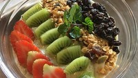 Nih makanan yang jadi bukti lagi kalau Adrian sangat menjaga asupan makanannya. Semangkuk smoothie dengan topping strawberry, kiwi, granola dan dried fruit ini jadi santapannya. Foto: instagram @adrianmaulana