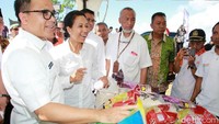 Rini Soemarno mengintsruksikan para pedagang untuk menjual beras organik dibawah harga eceran tertinggi Rp 9.450,- per kilogram.