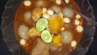 Bukan pakai bumbu kacang atau saus biasa, cilok yang satu ini pakai kuah pedas. Semangkuk cilok ini juga berisi tahu dan pilus. Duh ngiler! Foto: Instagram