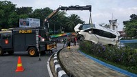 Beruntung, pengemudi mobil tersebut selamat. Dia mengalami luka pada bagian kaki dan langsung dibawa ke rumah sakit. Polisi masih menyelidiki kasus kecelakaan lebih lanjut.