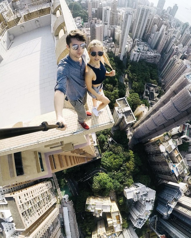 Tak seperti pasangan kebanyakan yang berfoto atau selfie di tempat romantis nan indah, mereka lebih sering foto di atas gedung bahkan konstruksi bangunan. Foto: Instagram angela_nikolau/ beerkus/__elevation__