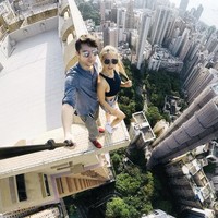 Tak seperti pasangan kebanyakan yang berfoto atau selfie di tempat romantis nan indah, mereka lebih sering foto di atas gedung bahkan konstruksi bangunan. Foto: Instagram angela_nikolau/ beerkus/__elevation__