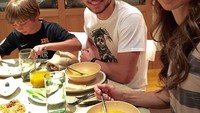 Kalau ini pose Rania dan anak-anaknya saat berbuka puasa. Menurutnya tidak ada momen selain buka puasa yang bisa membuat keluarga berkumpul di meja makan. Foto: Instagram queenrania