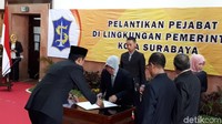 Wali Kota Tri Rismaharini merotasi puluhan pejabat Pemkot Surabaya. Sebanyak 81 jabatan mulai tingkat kepala dinas hingga kasi di kelurahan ada yang digeser, ada pula yang naik jabatan. Dari jumlah itu, 9 jabatan kepala dinas penting turut dirotasi. Alasan lain Risma merotasi dan melantik 81 pejabat juga disebabkan adanya OPD (Organisasi Pemerintah Daerah) yang dibatalkan oleh Provinsi salah satunya UPT Pendidikan SMA/SMK karena pengelolaannya oleh Pemprov. (Foto: Zaenal Effendi/detikcom)