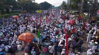 Massa meminta Sukmawati diproses hukum atas dugaan penodaan agama terkait puisi.