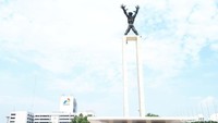 Meski dalam renovasi, tak ada larangan masuk bagi warga. Setiap pagi, katanya, banyak warga yang melakukan aktivitas jogging di sini