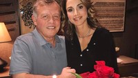 Bersama sang suami, Abdullah II of Jordan, Rania merayakan ulang tahun pasangannya. Makin meriah dengan cake cantik berbentuk hati yang dilengkapi bunga mawar. Sweet! Foto: Instagram queenrania