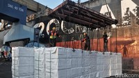 Pemerintah akan mengalihkan sebagian kegiatan bongkar muat di Pelabuhan Tanjung Priok ke Pelabuhan di Cilegon, Banten. Langkah ini diambil untuk mengurangi kepadatan di Pelabuhan Tanjung Priok.