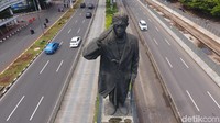 Lalu ada Patung Jenderal Sudirman di jalanan pusat Jakarta. Alasan Patung Jenderal Soedirman ini memberi hormat adalah ada amanah yang masih menempel di punda Pak Dirman ketika meninggal. Sikap tangan dalam posisi hormat ini direpresentasikan sebagai bentuk hormat sang jenderal kepada rakyat Indonesia. (Muhammad Abdurrosyid/detikcom)  