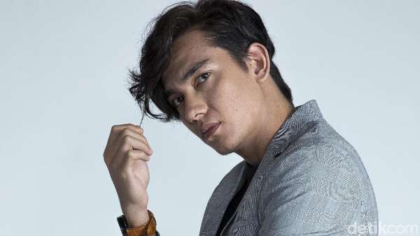 Gaya Cool Adipati Dolken Celeb of The Month Bulan Ini Gaya Cool Adipati Dolken Celeb of The Month Bulan Ini