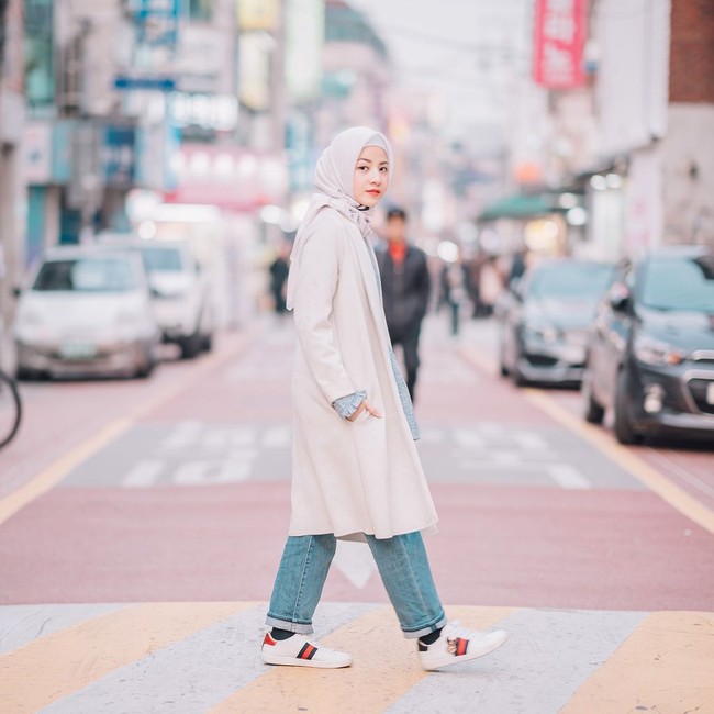 Berjalan-jalan di Korea, Natasha Rizki terlihat nyaman mengenakan busana kasual. Ia memilih celana jeans, atasan, dan outerwear. Berjalan-jalan di Seoul memang butuh pakaian berlayer karena cuacanya yang cukup dingin saat itu. Foto: Instagram