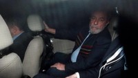 Mantan Presiden Brasil, Luiz Inacio Lula da Silva, diberi waktu 24 jam untuk menyerahkan diri ke polisi menyusul hukuman 12 tahun penjara yang diterimanya. Hakim Moro menyatakan Lula da Silva harus menyerahkan diri secara sukarela ke polisi di kota Curitiba paling lambat Jumat (6/4) sore, pukul 17.00 waktu setempat. Kota Curitiba merupakan yurisdiksi penyelidikan skandal korupsi ini. Lula da Silva diketahui tinggal di Sao Paulo. (Foto: REUTERS/Paulo Whitaker)
