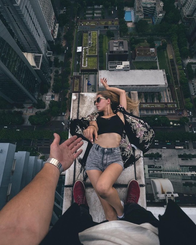 Untuk foto di ketinggian dengan pemandangan terbaik, Angela Nikolau dan Ivan Kuznetsov telah berkeliling banyak negara. Foto: Instagram angela_nikolau/ beerkus/__elevation__