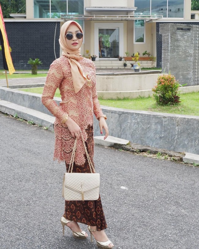 Tak hanya berwajah cantik, Muvida Pratiwi juga lihai memadupadankan hijabnya. Ia memiliki gaya hijab yang khas. Biasanya ia memakai pashmina sifon, atau hijab segi empat. Foto: Instagram