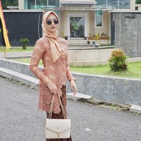 Tak hanya berwajah cantik, Muvida Pratiwi juga lihai memadupadankan hijabnya. Ia memiliki gaya hijab yang khas. Biasanya ia memakai pashmina sifon, atau hijab segi empat. Foto: Instagram