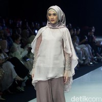 Fashion show busana muslim terbaru Ria Miranda yang mengangkat tema Lullatone di Indonesia Fashion Week 2018, Jakarta Convention Center, Sabtu [31/3/2018]. [Foto: Mohammad Abduh/Wolipop]
