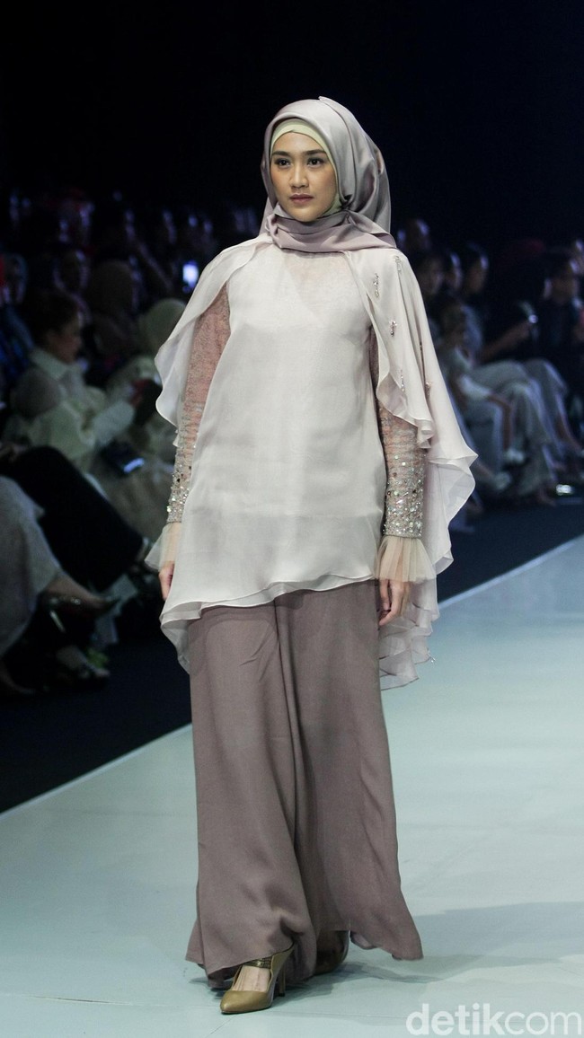 Fashion show busana muslim terbaru Ria Miranda yang mengangkat tema Lullatone di Indonesia Fashion Week 2018, Jakarta Convention Center, Sabtu [31/3/2018]. [Foto: Mohammad Abduh/Wolipop]