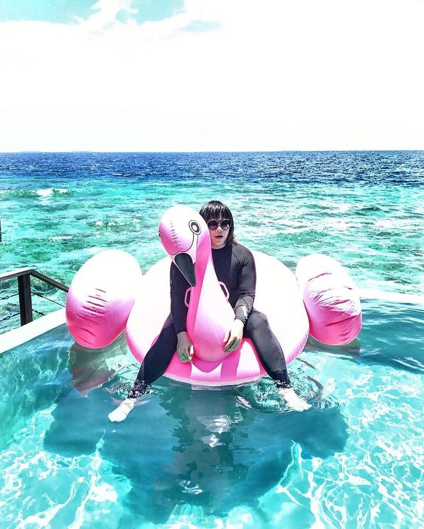 Lihat dulu gaya Peepy saat liburan di Maldives. Peepy naik bebek-bebekan berwarna pink! (Instagram/@peepy_and_mother_lee)