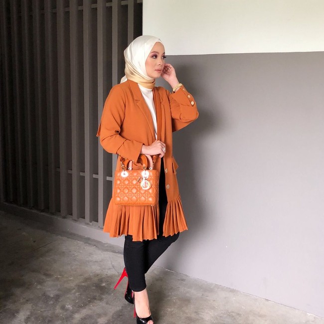Vivy Yusof langsung memberikan konfirmasi. Ia menjelaskan bahwa maksudnya bukanlah membahas mukena palsu atau mukena mahal untuk salat, melainkan upayanya untuk memberantas pemalsuan produk. Foto: Instagram/VivyYusof