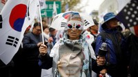 Para pendukung Park ini menggelar aksi di depan gedung Pengadilan Distrik Pusat Seoul, tempat vonis eks Presiden Park dibacakan, Jumat (6/4) (Foto: Dok. REUTERS/Kim Hong-Ji)