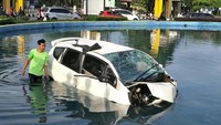 Banyak yang bertanya-tanya mengapa mobil bisa sampai masuk kolam padahal separator di jalan cukup tinggi.