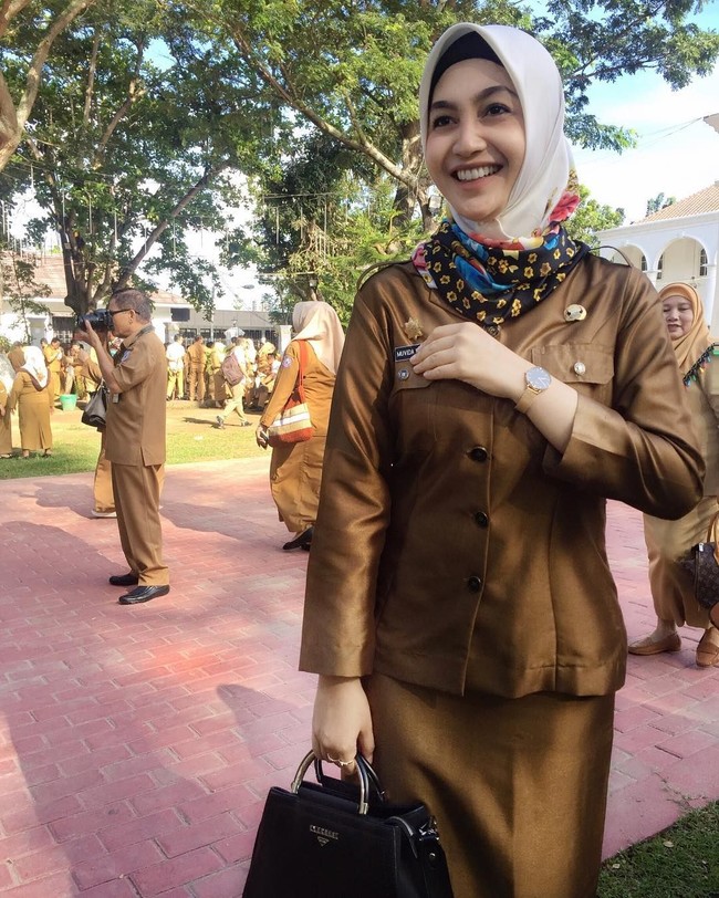 Muvida Pratiwi merupakan lulusan Institut Pemerintahan Dalam Negeri (IPDN) angkatan XXIII. Kini ia bekerja di Ditjen Bina Administrasi Kewilayahan Kementerian dalam Negeri. Foto: Instagram