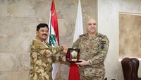 Nah, foto dengan Pangab Lebanon ini yang ternyata bikin heboh di media sosia. Netizen menyoroti bendera di belakang Marsekal Hadi dan Lieutenant General Joseph Aoun yang berwarna putih-merah. Netizen menyebut itu adalah bendera RI terbalik.