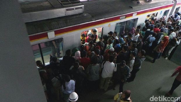 Desak-desakan Penumpang KRL di Stasiun Duri Sore Ini Masih Horor