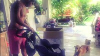 Di Instagram, Luna juga sempat memposting saat Gaston Castano sedang menyiapkan sebuah stroler untuk buah hatinya. Foto: Instagram Luna Montico