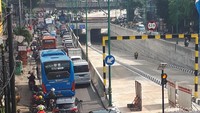 Lampu-lampu jalan dan pembatas jalan di proyek underpass Mampang sudah dipasang.