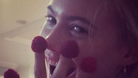 Begini cara pasangan selebriti ini memakan buah berry. Ditaruh di jari tangan dan diberi nama Fingerberries. Lucu, ya! Foto: Instagram @adamlevine