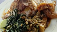 Di salah satu rumah makan Padang di Bogor, ada sepaket nasi Padang komplet dengan paduan tunjang yang kenyal. Dipadu dengan gulai nangka, singkong rebus dan juga bumbu rendang. Haduuh, lamak nian! Foto: Instagram @richards _hd