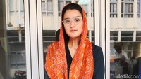 Penampilan Marcella Zalianty dengan busana serba hitam dan kain orange. Foto: Ismail/detikHOT